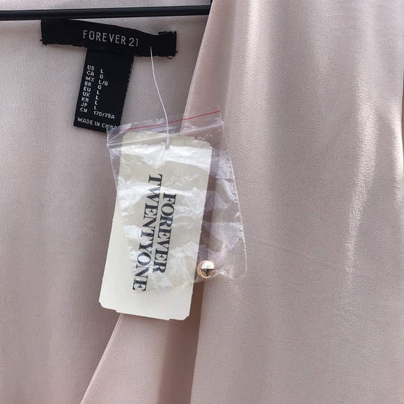 NWT - Forever 21 - Peach Elegant Shorts Romper with Long Sleeves - Size Large - Picture 3 of 8